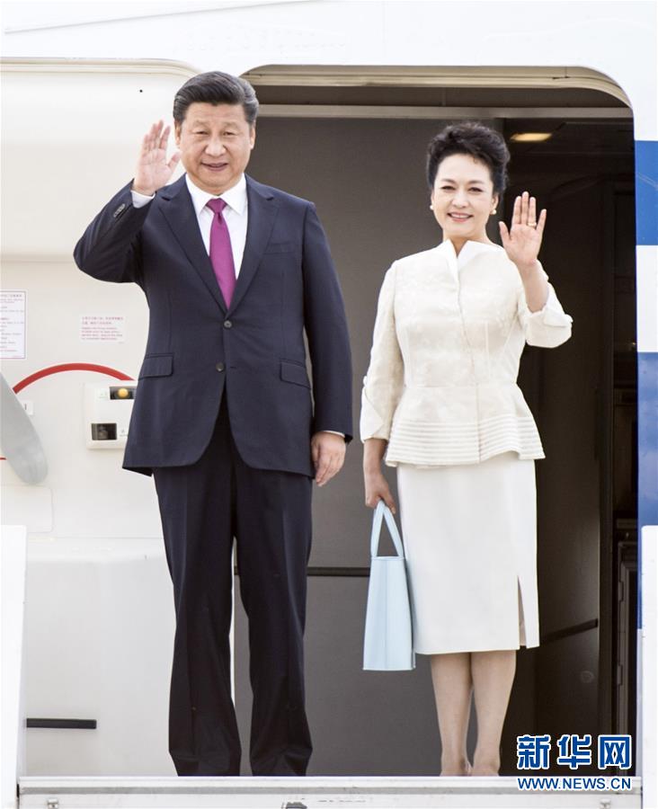 6月19日，國家主席習近平抵達華沙，開始對波蘭共和國進行國事訪問。這是習近平和夫人彭麗媛步出艙門。 新華社記者 謝環(huán)馳 攝 