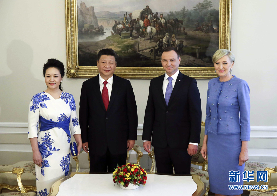 6月20日，國家主席習(xí)近平出席波蘭總統(tǒng)杜達在華沙總統(tǒng)府舉行的隆重歡迎儀式。歡迎儀式后，習(xí)近平和夫人彭麗媛同杜達和夫人阿加塔簡短寒暄。新華社記者 蘭紅光 攝