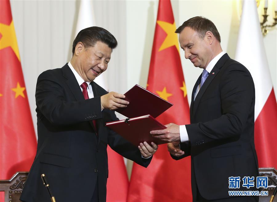 6月20日，國(guó)家主席習(xí)近平在華沙同波蘭總統(tǒng)杜達(dá)舉行會(huì)談。這是會(huì)談后，兩國(guó)元首共同簽署《中華人民共和國(guó)和波蘭共和國(guó)關(guān)于建立全面戰(zhàn)略伙伴關(guān)系的聯(lián)合聲明》。新華社記者蘭紅光攝