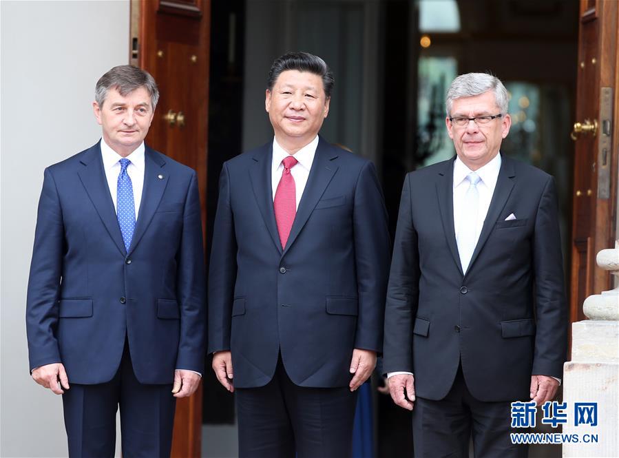 6月20日，國(guó)家主席習(xí)近平在華沙瓦津基公園水上宮殿會(huì)見(jiàn)波蘭參議長(zhǎng)卡切夫斯基（右）和眾議長(zhǎng)庫(kù)赫欽斯基。 新華社記者 姚大偉 攝  