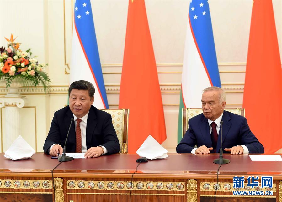 6月22日，國(guó)家主席習(xí)近平在塔什干庫(kù)克薩萊國(guó)賓館同烏茲別克斯坦總統(tǒng)卡里莫夫舉行會(huì)談。會(huì)談后，兩國(guó)元首共同會(huì)見記者。 新華社記者饒愛民攝