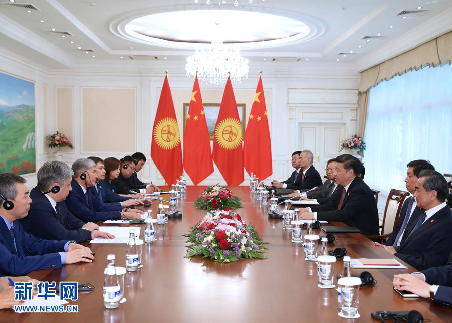 6月24日，國家主席習(xí)近平在烏茲別克斯坦塔什干會見吉爾吉斯斯坦總統(tǒng)阿坦巴耶夫。 新華社記者 馬占成 攝