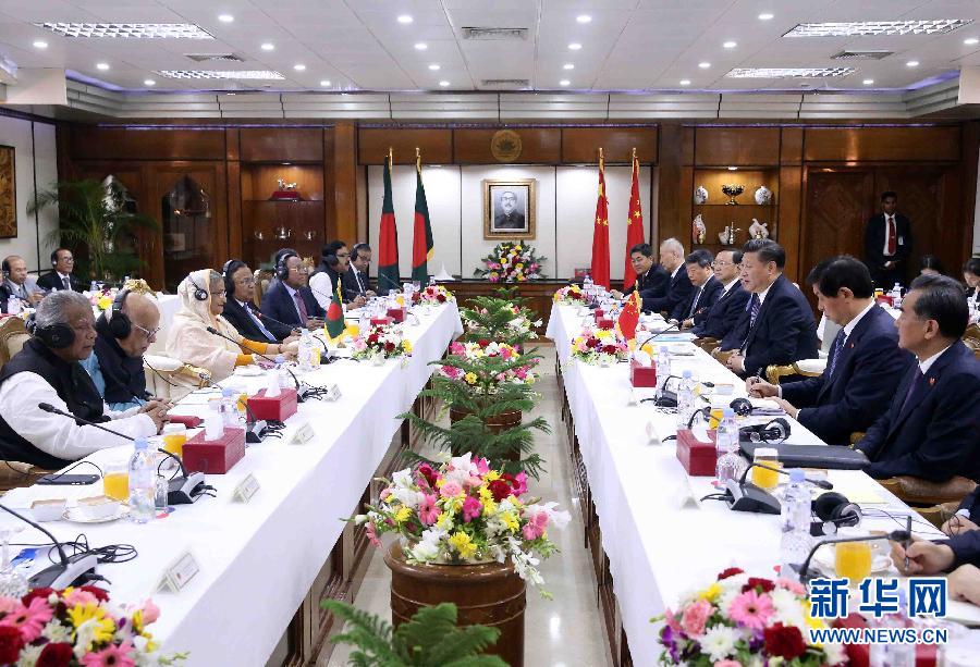 10月14日，國(guó)家主席習(xí)近平在達(dá)卡同孟加拉國(guó)總理哈西娜舉行會(huì)談。 新華社記者劉衛(wèi)兵攝 