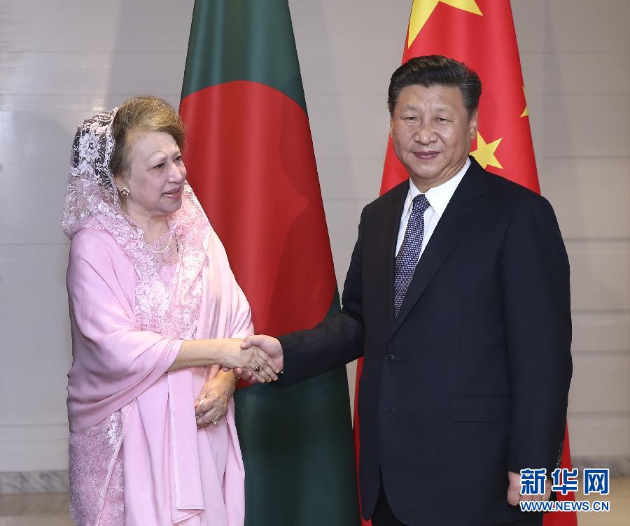 10月14日，國家主席習(xí)近平在達(dá)卡會(huì)見孟加拉國民族主義黨主席卡莉達(dá)&middot;齊亞。  新華社記者龐興雷攝 