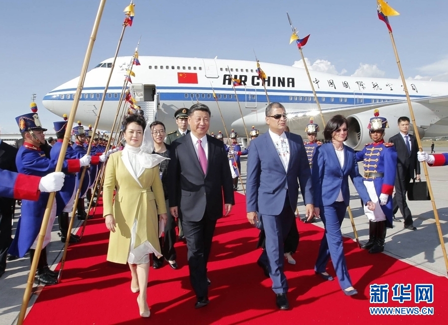 當(dāng)?shù)貢r(shí)間11月17日，國(guó)家主席習(xí)近平乘專機(jī)抵達(dá)基多，開始對(duì)厄瓜多爾共和國(guó)進(jìn)行國(guó)事訪問。厄瓜多爾總統(tǒng)科雷亞和夫人馬勒布等在機(jī)場(chǎng)熱情迎接習(xí)近平和夫人彭麗媛。新華社記者 鞠鵬 攝 