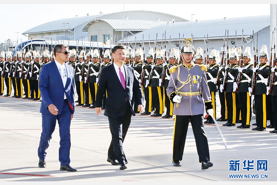 當(dāng)?shù)貢r(shí)間11月17日，國(guó)家主席習(xí)近平乘專機(jī)抵達(dá)基多，開始對(duì)厄瓜多爾共和國(guó)進(jìn)行國(guó)事訪問。這是厄瓜多爾總統(tǒng)科雷亞在機(jī)場(chǎng)為習(xí)近平舉行隆重歡迎儀式。新華社記者 鞠鵬 攝 