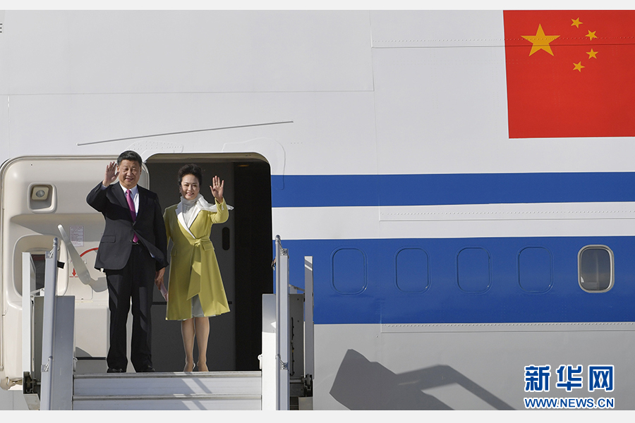 當(dāng)?shù)貢r(shí)間11月17日，國(guó)家主席習(xí)近平乘專機(jī)抵達(dá)基多，開始對(duì)厄瓜多爾共和國(guó)進(jìn)行國(guó)事訪問。這是習(xí)近平與夫人彭麗媛向歡迎人群揮手致意。新華社記者 王曄 攝 