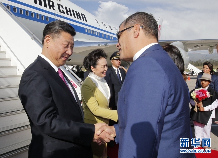 當(dāng)?shù)貢r(shí)間11月17日，國(guó)家主席習(xí)近平乘專機(jī)抵達(dá)基多，開始對(duì)厄瓜多爾共和國(guó)進(jìn)行國(guó)事訪問。厄瓜多爾總統(tǒng)科雷亞和夫人馬勒布等在舷梯旁熱情迎接習(xí)近平和夫人彭麗媛。新華社記者 鞠鵬 攝