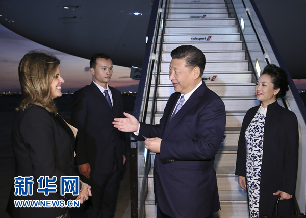 當(dāng)?shù)貢r間11月18日，國家主席習(xí)近平抵達(dá)利馬，出席亞太經(jīng)合組織第二十四次領(lǐng)導(dǎo)人非正式會議并對秘魯共和國進(jìn)行國事訪問。習(xí)近平和夫人彭麗媛受到秘魯副總統(tǒng)阿勞斯等熱情迎接。新華社記者 蘭紅光 攝