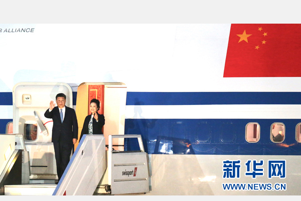 當(dāng)?shù)貢r間11月18日，國家主席習(xí)近平抵達(dá)利馬，出席亞太經(jīng)合組織第二十四次領(lǐng)導(dǎo)人非正式會議并對秘魯共和國進(jìn)行國事訪問。習(xí)近平和夫人彭麗媛受到秘魯副總統(tǒng)阿勞斯等熱情迎接。新華社記者 丁林 攝