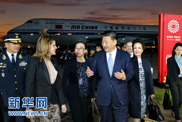 當(dāng)?shù)貢r間11月18日，國家主席習(xí)近平抵達(dá)利馬，出席亞太經(jīng)合組織第二十四次領(lǐng)導(dǎo)人非正式會議并對秘魯共和國進(jìn)行國事訪問。習(xí)近平和夫人彭麗媛受到秘魯副總統(tǒng)阿勞斯等熱情迎接。新華社記者 鞠鵬 攝