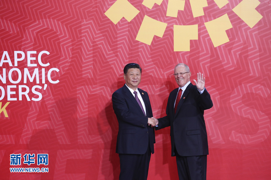 11月20日，亞太經(jīng)合組織第二十四次領(lǐng)導(dǎo)人非正式會(huì)議在秘魯利馬舉行。國(guó)家主席習(xí)近平出席并發(fā)表題為《面向未來(lái)開(kāi)拓進(jìn)取促進(jìn)亞太發(fā)展繁榮》的重要講話(huà)。這是會(huì)議開(kāi)始前，習(xí)近平受到秘魯總統(tǒng)庫(kù)琴斯基的熱情迎接。 新華社記者 龐興雷 攝