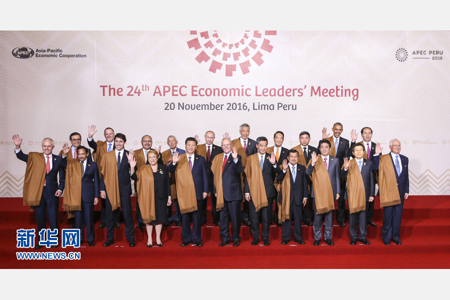 11月20日，亞太經(jīng)合組織第二十四次領(lǐng)導(dǎo)人非正式會(huì)議在秘魯利馬舉行。國(guó)家主席習(xí)近平出席并發(fā)表題為《面向未來(lái)開(kāi)拓進(jìn)取促進(jìn)亞太發(fā)展繁榮》的重要講話(huà)。這是會(huì)議期間，國(guó)家主席習(xí)近平同其他亞太經(jīng)合組織成員經(jīng)濟(jì)體領(lǐng)導(dǎo)人、代表合影。 新華社記者 丁林 攝
