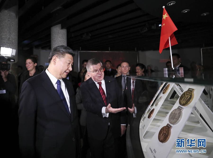 1月18日，國(guó)家主席習(xí)近平在瑞士洛桑國(guó)際奧林匹克博物館會(huì)見(jiàn)國(guó)際奧林匹克委員會(huì)主席巴赫。這是會(huì)見(jiàn)后，習(xí)近平在巴赫陪同下參觀往屆奧運(yùn)會(huì)獎(jiǎng)牌展。新華社記者 蘭紅光 攝