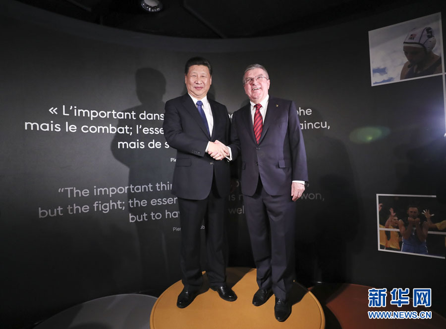 1月18日，國(guó)家主席習(xí)近平在瑞士洛桑國(guó)際奧林匹克博物館會(huì)見(jiàn)國(guó)際奧林匹克委員會(huì)主席巴赫。這是習(xí)近平和巴赫在奧運(yùn)冠軍領(lǐng)獎(jiǎng)臺(tái)上合影。新華社記者 蘭紅光 攝