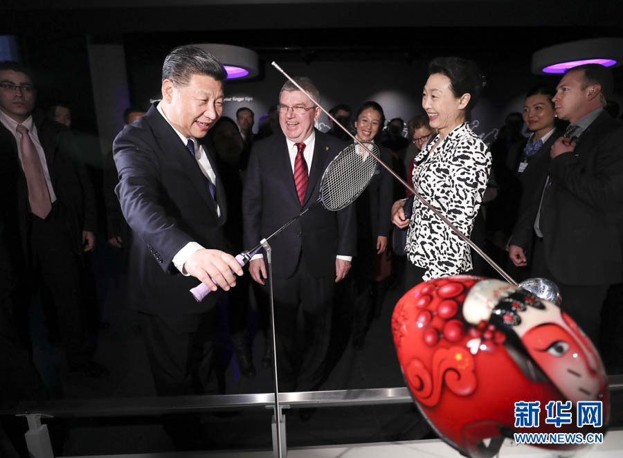 1月18日，國(guó)家主席習(xí)近平在瑞士洛桑國(guó)際奧林匹克博物館會(huì)見(jiàn)國(guó)際奧林匹克委員會(huì)主席巴赫。這是習(xí)近平在巴赫陪同下，參觀羽毛球世界冠軍李玲蔚用過(guò)的球拍。新華社記者 蘭紅光 攝