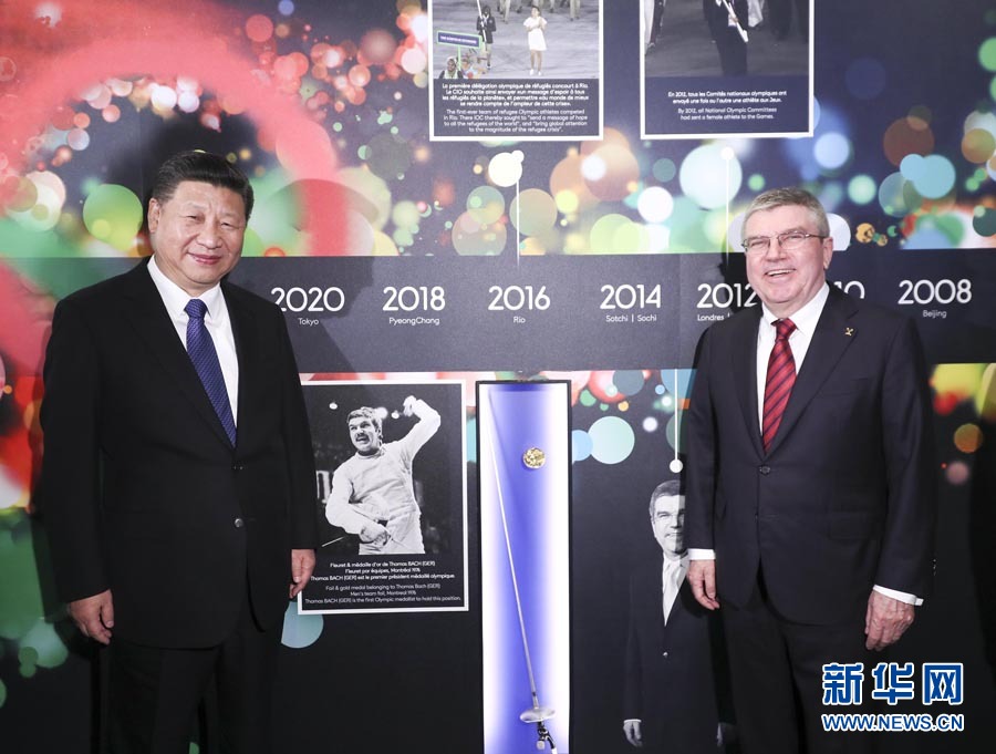 1月18日，國(guó)家主席習(xí)近平在瑞士洛桑國(guó)際奧林匹克博物館會(huì)見(jiàn)國(guó)際奧林匹克委員會(huì)主席巴赫。這是習(xí)近平與巴赫在巴赫作為擊劍運(yùn)動(dòng)員參加奧運(yùn)會(huì)的照片前合影。新華社記者 蘭紅光 攝