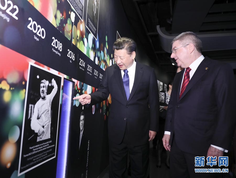 1月18日，國(guó)家主席習(xí)近平在瑞士洛桑國(guó)際奧林匹克博物館會(huì)見(jiàn)國(guó)際奧林匹克委員會(huì)主席巴赫。這是習(xí)近平在巴赫陪同下，參觀巴赫作為擊劍運(yùn)動(dòng)員參加奧運(yùn)會(huì)的照片。新華社記者 蘭紅光 攝