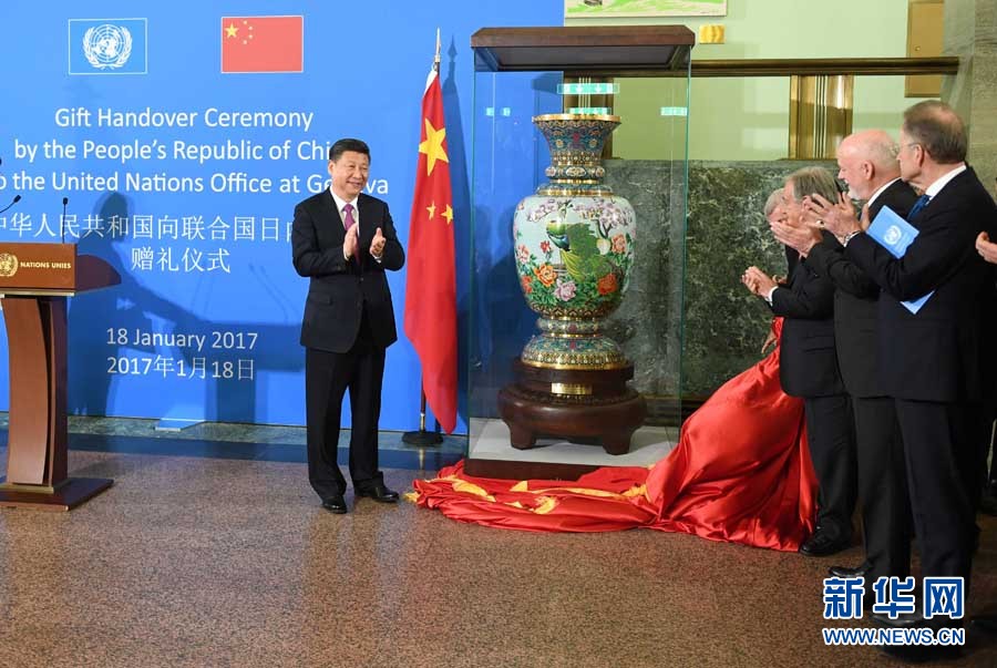 1月18日，國家主席習(xí)近平在瑞士日內(nèi)瓦萬國宮出席&ldquo;共商共筑人類命運(yùn)共同體&rdquo;高級(jí)別會(huì)議，并發(fā)表題為《共同構(gòu)建人類命運(yùn)共同體》的主旨演講。這是會(huì)議結(jié)束后，習(xí)近平出席中國向聯(lián)合國日內(nèi)瓦總部贈(zèng)禮儀式。新華社記者 張鐸 攝