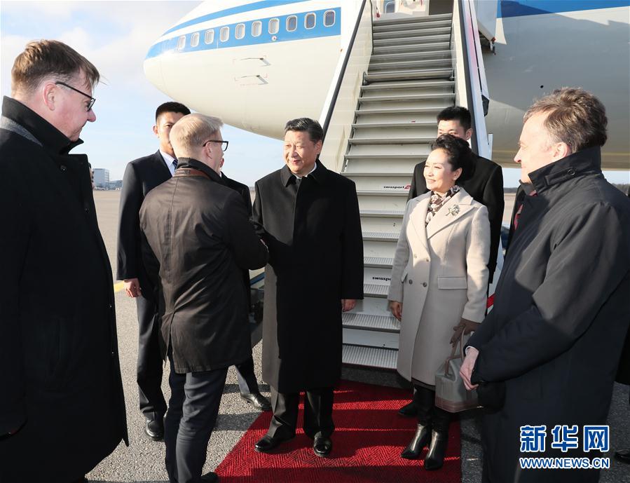 4月4日，國(guó)家主席習(xí)近平乘專機(jī)抵達(dá)赫爾辛基，開(kāi)始對(duì)芬蘭共和國(guó)進(jìn)行國(guó)事訪問(wèn)。這是芬蘭政府代表、農(nóng)業(yè)與環(huán)境部長(zhǎng)蒂利凱寧等在舷梯旁熱情迎接習(xí)近平和夫人彭麗媛。新華社記者 蘭紅光 攝 