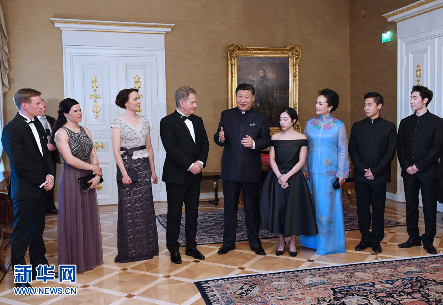當(dāng)?shù)貢r(shí)間4月5日晚，國家主席習(xí)近平和芬蘭總統(tǒng)尼尼斯托在赫爾辛基共同會見剛剛參加完2017年世界花樣滑冰錦標(biāo)賽的中芬兩國冰雪運(yùn)動員代表。習(xí)近平夫人彭麗媛和尼尼斯托夫人豪吉?dú)W參加會見。新華社記者 饒愛民 攝