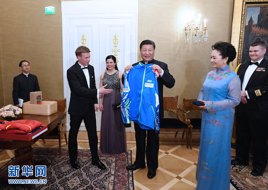 當(dāng)?shù)貢r(shí)間4月5日晚，國家主席習(xí)近平和芬蘭總統(tǒng)尼尼斯托在赫爾辛基共同會見剛剛參加完2017年世界花樣滑冰錦標(biāo)賽的中芬兩國冰雪運(yùn)動員代表。習(xí)近平夫人彭麗媛和尼尼斯托夫人豪吉?dú)W參加會見。這是芬蘭運(yùn)動員向習(xí)近平和夫人彭麗媛贈送運(yùn)動衣。新華社記者 饒愛民 攝