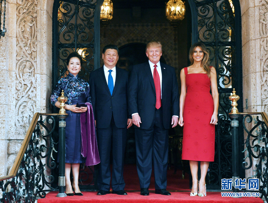 當(dāng)?shù)貢r(shí)間4月6日，國(guó)家主席習(xí)近平在美國(guó)佛羅里達(dá)州海湖莊園同美國(guó)總統(tǒng)特朗普舉行中美元首會(huì)晤。這是習(xí)近平和夫人彭麗媛同特朗普和夫人梅拉尼婭合影留念。新華社記者 饒愛(ài)民 攝 