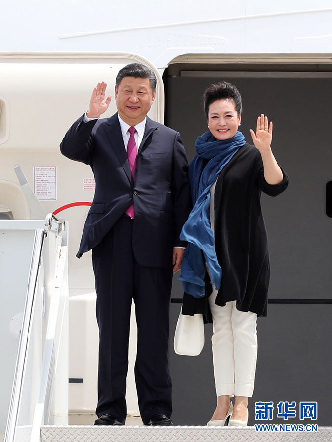 4月6日，國家主席習近平乘專機抵達美國佛羅里達州，將在海湖莊園同美國總統(tǒng)特朗普舉行中美元首會晤。這是習近平和夫人彭麗媛步出機艙。新華社記者 劉衛(wèi)兵 攝 