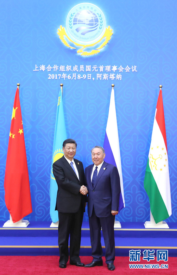 6月9日，國家主席習(xí)近平在哈薩克斯坦首都阿斯塔納出席上海合作組織成員國元首理事會第十七次會議并發(fā)表重要講話。這是習(xí)近平出席會議時，受到哈薩克斯坦總統(tǒng)納扎爾巴耶夫的熱情迎接。新華社記者 馬占成 攝