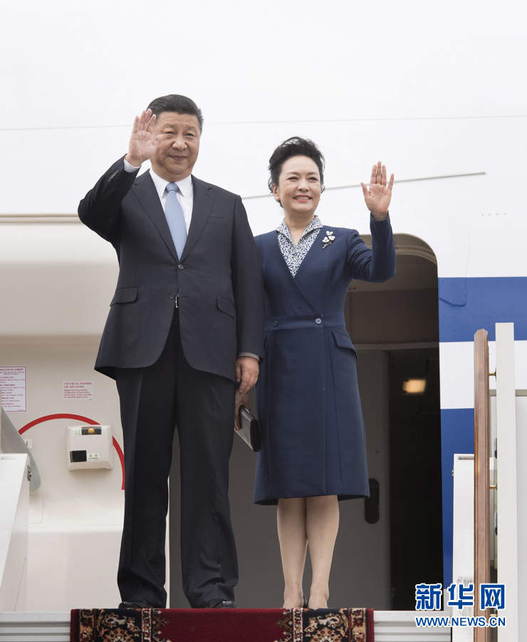 7月3日，國家主席習(xí)近平乘專機抵達莫斯科，開始對俄羅斯聯(lián)邦進行國事訪問。這是習(xí)近平和夫人彭麗媛步出艙門。 新華社記者 李學(xué)仁 攝