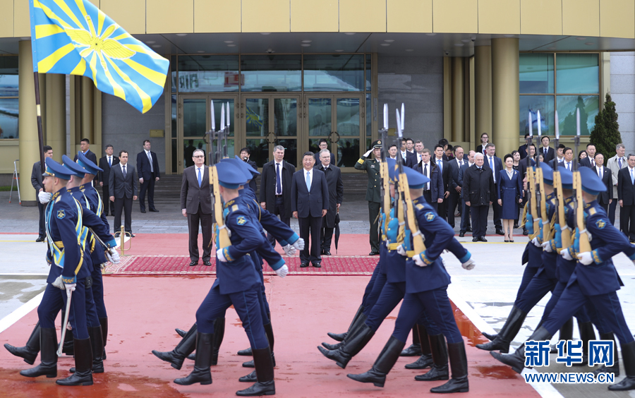 7月3日，國家主席習(xí)近平乘專機抵達莫斯科，開始對俄羅斯聯(lián)邦進行國事訪問。這是習(xí)近平出席機場歡迎儀式。 新華社記者 謝環(huán)馳 攝