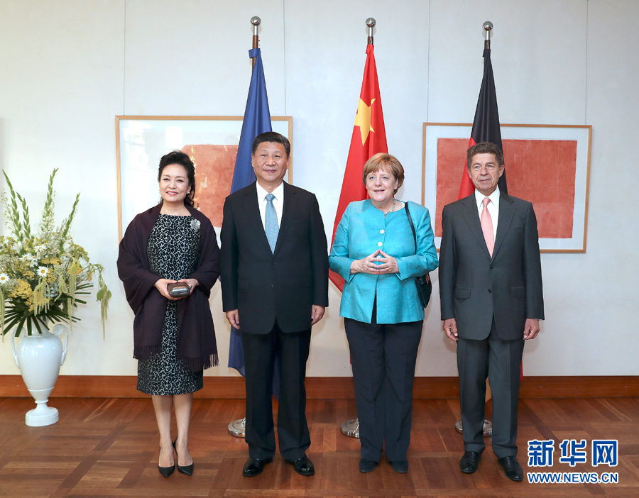 當(dāng)?shù)貢r(shí)間7月4日晚，剛剛抵達(dá)柏林的國(guó)家主席習(xí)近平在利伯曼故居同德國(guó)總理默克爾舉行會(huì)見。這是習(xí)近平和夫人彭麗媛抵達(dá)位于柏林市中心勃蘭登堡門附近的利伯曼故居時(shí)，受到默克爾和丈夫紹爾熱情迎接。新華社記者 馬占成 攝