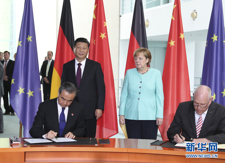 7月5日，國(guó)家主席習(xí)近平在柏林同德國(guó)總理默克爾舉行會(huì)談。會(huì)談后，兩國(guó)領(lǐng)導(dǎo)人共同見(jiàn)證了航天、智能制造、工業(yè)互聯(lián)網(wǎng)、數(shù)字化、第三方市場(chǎng)、大熊貓合作研究等領(lǐng)域多項(xiàng)雙邊合作文件的簽署。新華社記者馬占成攝