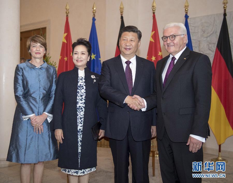 7月5日，國家主席習(xí)近平在柏林會見德國總統(tǒng)施泰因邁爾。會見前，施泰因邁爾在總統(tǒng)府花園為習(xí)近平舉行隆重歡迎儀式。這是習(xí)近平和夫人彭麗媛同施泰因邁爾夫婦合影。新華社記者 李學(xué)仁 攝