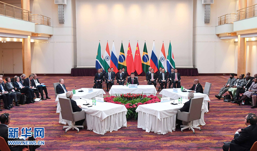 7月7日，國家主席習近平在德國漢堡主持金磚國家領(lǐng)導人非正式會晤，發(fā)表引導性講話和總結(jié)講話。南非總統(tǒng)祖馬、巴西總統(tǒng)特梅爾、俄羅斯總統(tǒng)普京、印度總理莫迪出席。新華社記者 張鐸 攝