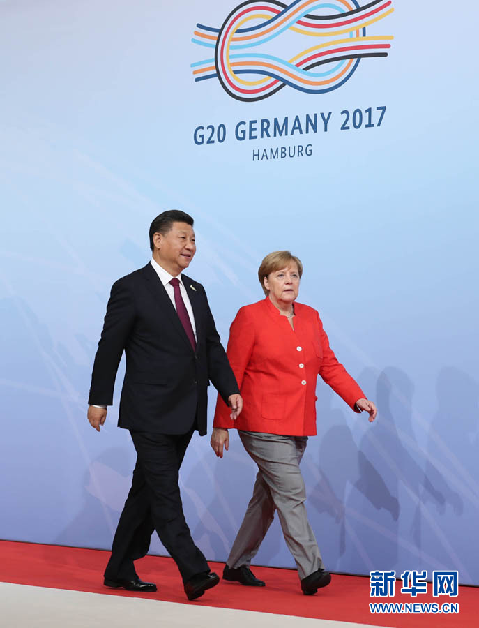 7月7日，二十國(guó)集團(tuán)領(lǐng)導(dǎo)人第十二次峰會(huì)在德國(guó)漢堡舉行。國(guó)家主席習(xí)近平出席并發(fā)表題為《堅(jiān)持開(kāi)放包容　推動(dòng)聯(lián)動(dòng)增長(zhǎng)》的重要講話。這是峰會(huì)開(kāi)始前，習(xí)近平受到德國(guó)總理默克爾迎接。新華社記者 劉衛(wèi)兵 攝 