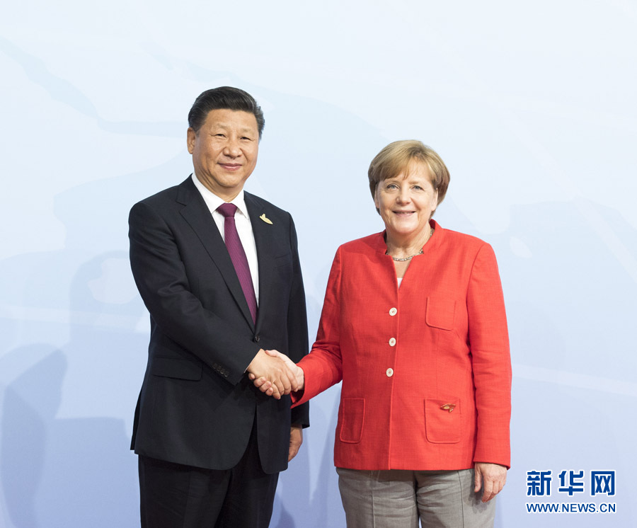 7月7日，二十國(guó)集團(tuán)領(lǐng)導(dǎo)人第十二次峰會(huì)在德國(guó)漢堡舉行。國(guó)家主席習(xí)近平出席并發(fā)表題為《堅(jiān)持開放包容　推動(dòng)聯(lián)動(dòng)增長(zhǎng)》的重要講話。這是峰會(huì)開始前，習(xí)近平受到德國(guó)總理默克爾迎接。新華社記者 李學(xué)仁 攝 