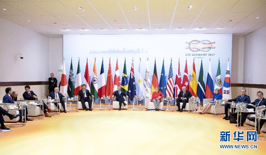 7月7日，二十國(guó)集團(tuán)領(lǐng)導(dǎo)人第十二次峰會(huì)在德國(guó)漢堡舉行。國(guó)家主席習(xí)近平出席并發(fā)表題為《堅(jiān)持開放包容　推動(dòng)聯(lián)動(dòng)增長(zhǎng)》的重要講話。這是峰會(huì)前，習(xí)近平出席二十國(guó)集團(tuán)峰會(huì)領(lǐng)導(dǎo)人座談會(huì)。新華社記者 李學(xué)仁 攝 