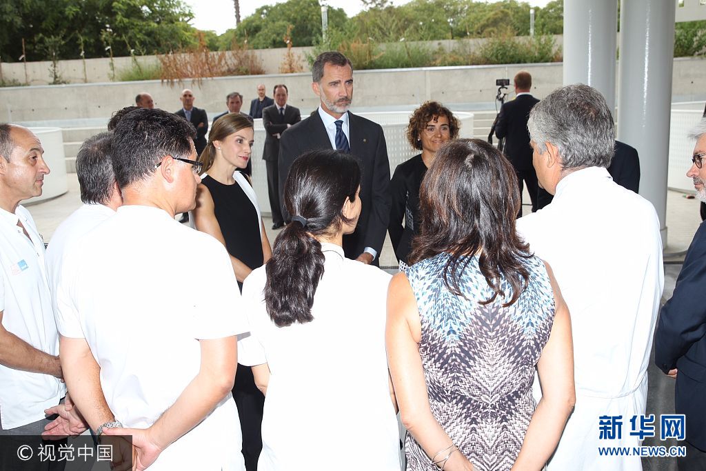 當(dāng)?shù)貢r(shí)間2017年8月19日，西班牙巴塞羅那，西班牙國(guó)王菲利普六世和萊蒂齊亞王后探望巴塞羅那恐襲案?jìng)摺?**_***BARCELONA, SPAIN - AUGUST 19:  In this handout photo provided by Casa de S.M. el Rey de Espana, King Felipe VI of Spain and Queen Letizia of Spain meets with medical staff as they arrive to visit last Thursday's terrorist attack victims at the Hospital de la Santa Creu i Sant Pau on August 19, 2017 in Barcelona, Spain. Thirteen people were killed and dozens injured in the Las Ramblas area of Barcelona when a van hit crowds on August 17.  (Photo by Casa de S.M. el Rey de Espana via Getty Images)