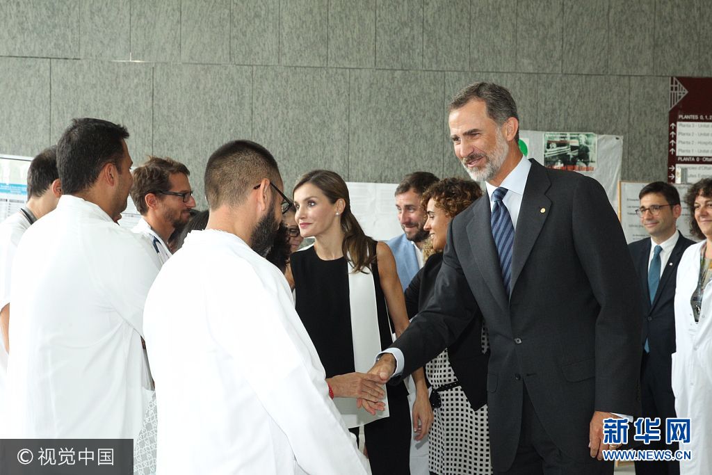 當?shù)貢r間2017年8月19日，西班牙巴塞羅那，西班牙國王菲利普六世和萊蒂齊亞王后探望巴塞羅那恐襲案傷者。***_***BARCELONA, SPAIN - AUGUST 19:  In this handout photo provided by Casa de S.M. el Rey de Espana, King Felipe VI of Spain and Queen Letizia of Spain meets with medical staff as they arrive to visit last Thursday's terrorist attack victims at the Hospital de la Santa Creu i Sant Pau on August 19, 2017 in Barcelona, Spain. Thirteen people were killed and dozens injured in the Las Ramblas area of Barcelona when a van hit crowds on August 17.  (Photo by Casa de S.M. el Rey de Espana via Getty Images)