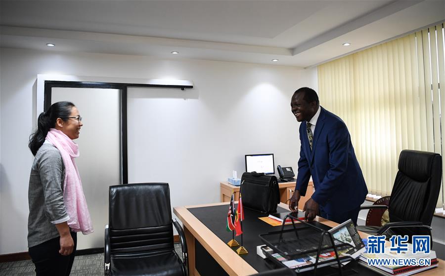 (國際·中非合作論壇·圖文互動(dòng))(2)通訊:肯尼亞執(zhí)政黨總書記跟我學(xué)中文