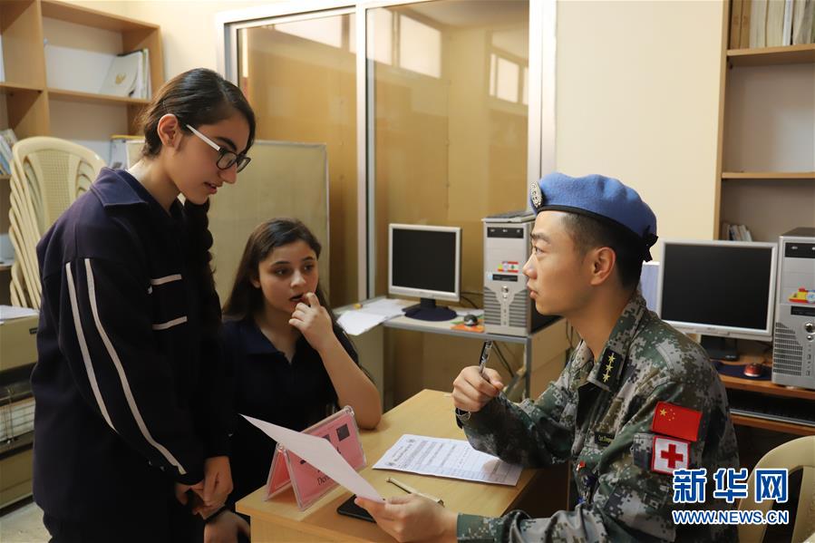 （新華網(wǎng)）（1）接力義診　傳遞友誼&mdash;&mdash;記中國赴黎維和醫(yī)療分隊在當(dāng)?shù)貙W(xué)校義診