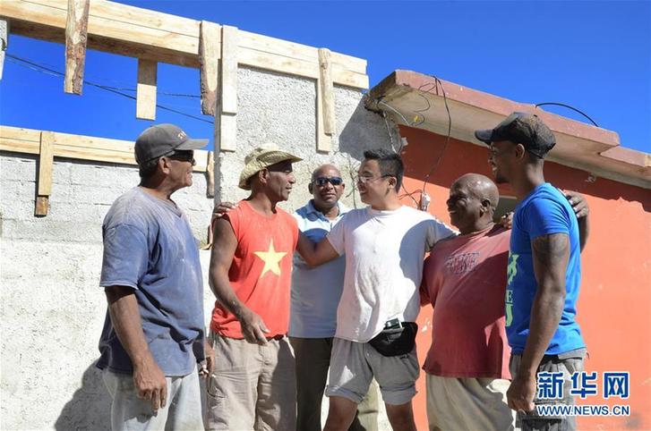 (國(guó)際·圖文互動(dòng))(1)哈瓦那龍卷風(fēng)災(zāi)區(qū)來了個(gè)“中國(guó)人”