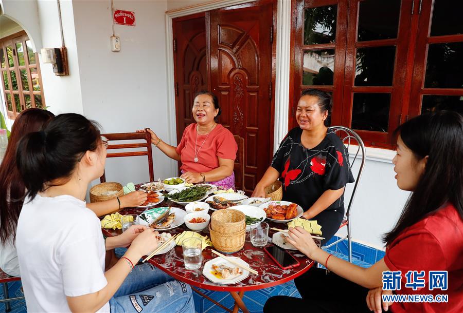 (國(guó)際·“一帶一路”高峰論壇·圖文互動(dòng))(8)通訊:中國(guó)志愿者老撾教學(xué)收獲滿(mǎn)滿(mǎn)的感動(dòng)