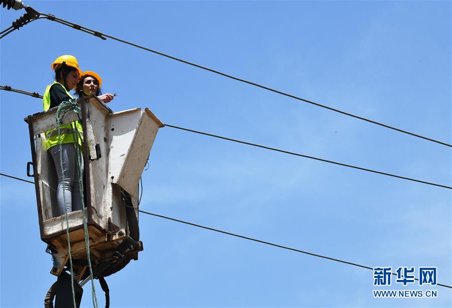 (國際·圖文互動(dòng))(2)通訊:從家庭走向曠野的敘利亞女電工