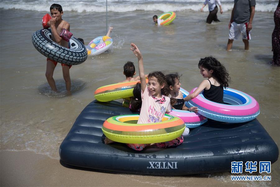 (國際·圖文互動(dòng))(2)特寫:穿過檢查站去看海