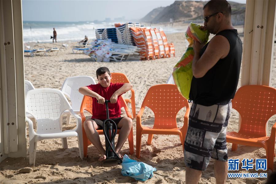 (國際·圖文互動(dòng))(3)特寫:穿過檢查站去看海