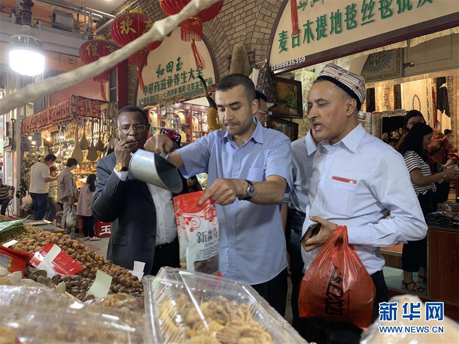 （圖文互動(dòng)）（1）多國(guó)駐華使節(jié)參訪新疆：中國(guó)反恐、去極端化經(jīng)驗(yàn)值得學(xué)習(xí)借鑒