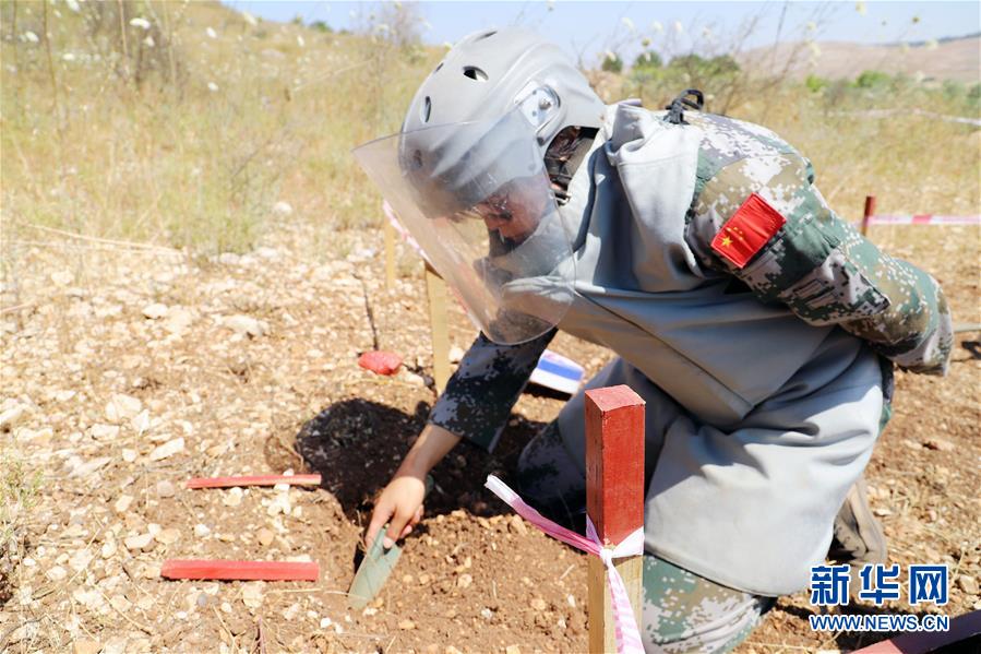 (國際·圖文互動(dòng))(2)她們?cè)诶讏?chǎng)成長(zhǎng)——記中國赴黎維和掃雷女兵