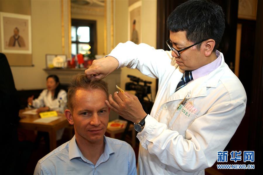 (國際·圖文互動(dòng))(3)“一帶一路”中醫(yī)藥針灸風(fēng)采行走進(jìn)捷克